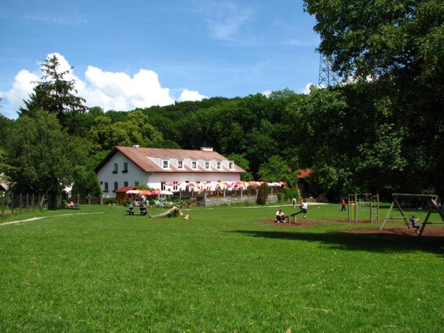 Gasthaus Zum Agnesbrünnl, hier laufen acht markierte Wanderwege zusammen und etliche überregionale Wege führen vorbei.